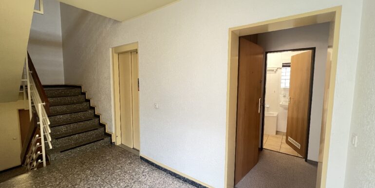 Gepflegtes Treppenhaus mit Aufzug