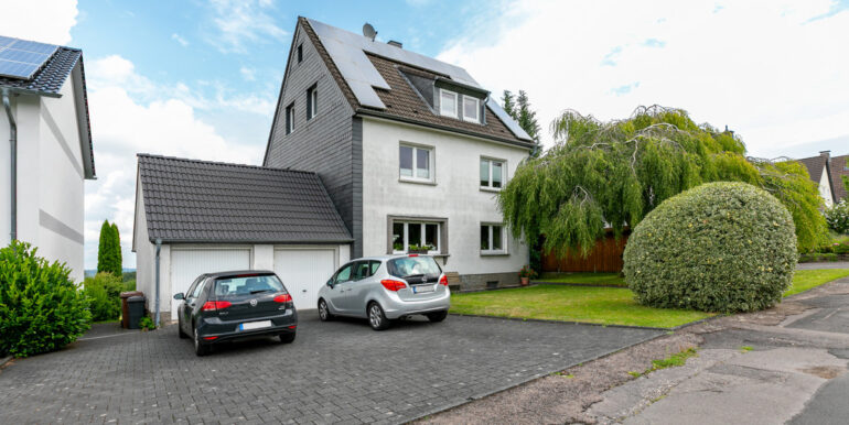 Hausfront mit Garagen