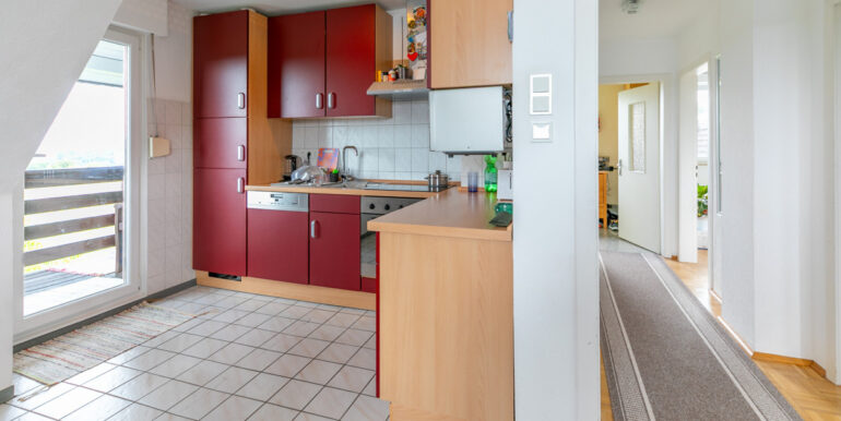 Küche mit Zugang zum Balkon