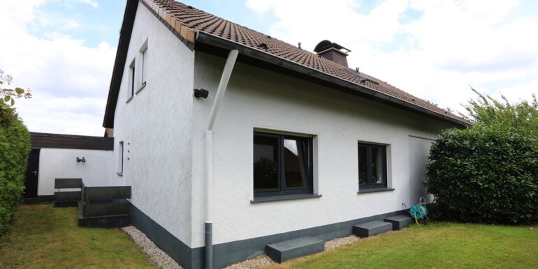Hausansicht / Garage hinten