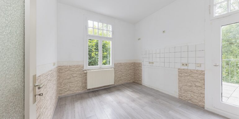 Wohnung 1: Küche mit Balkonzugang