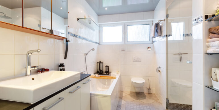 Bad mit Dusche und Wanne