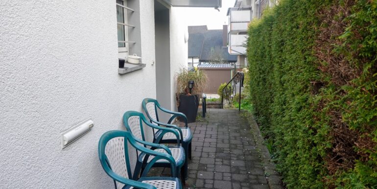 Separater Eingang rückseitig stufenlos
