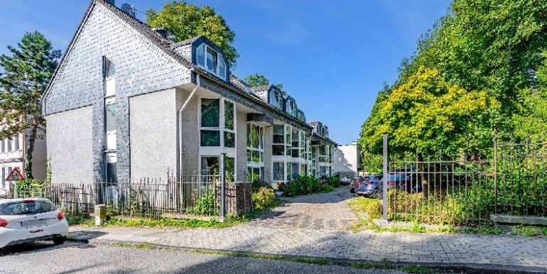Straßenansicht mit Einfahrt