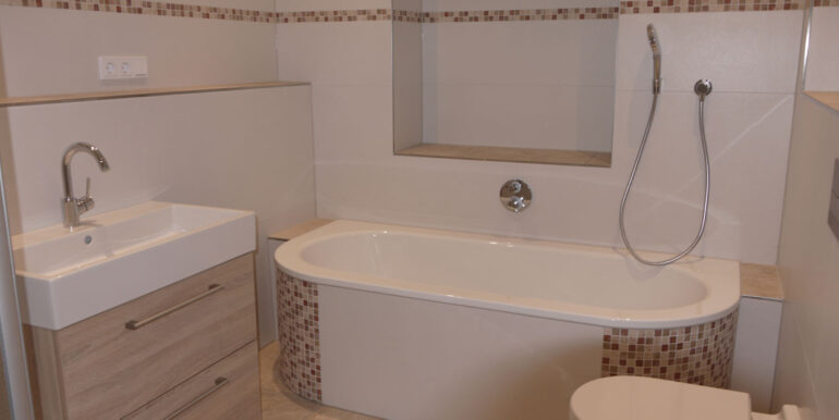 Teilansicht Badezimmer 1