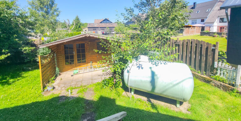 Gartenhaus und Flüssiggastank