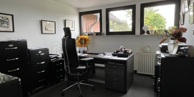 Büro (vor der Küche gelegen)