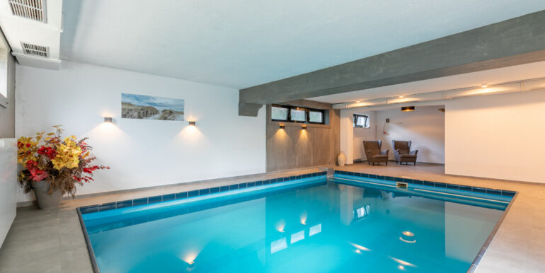 Modernes Schwimmbad