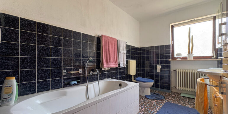 Badezimmer (EG)