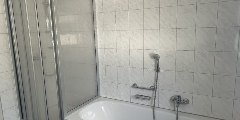 Dusche und Wanne