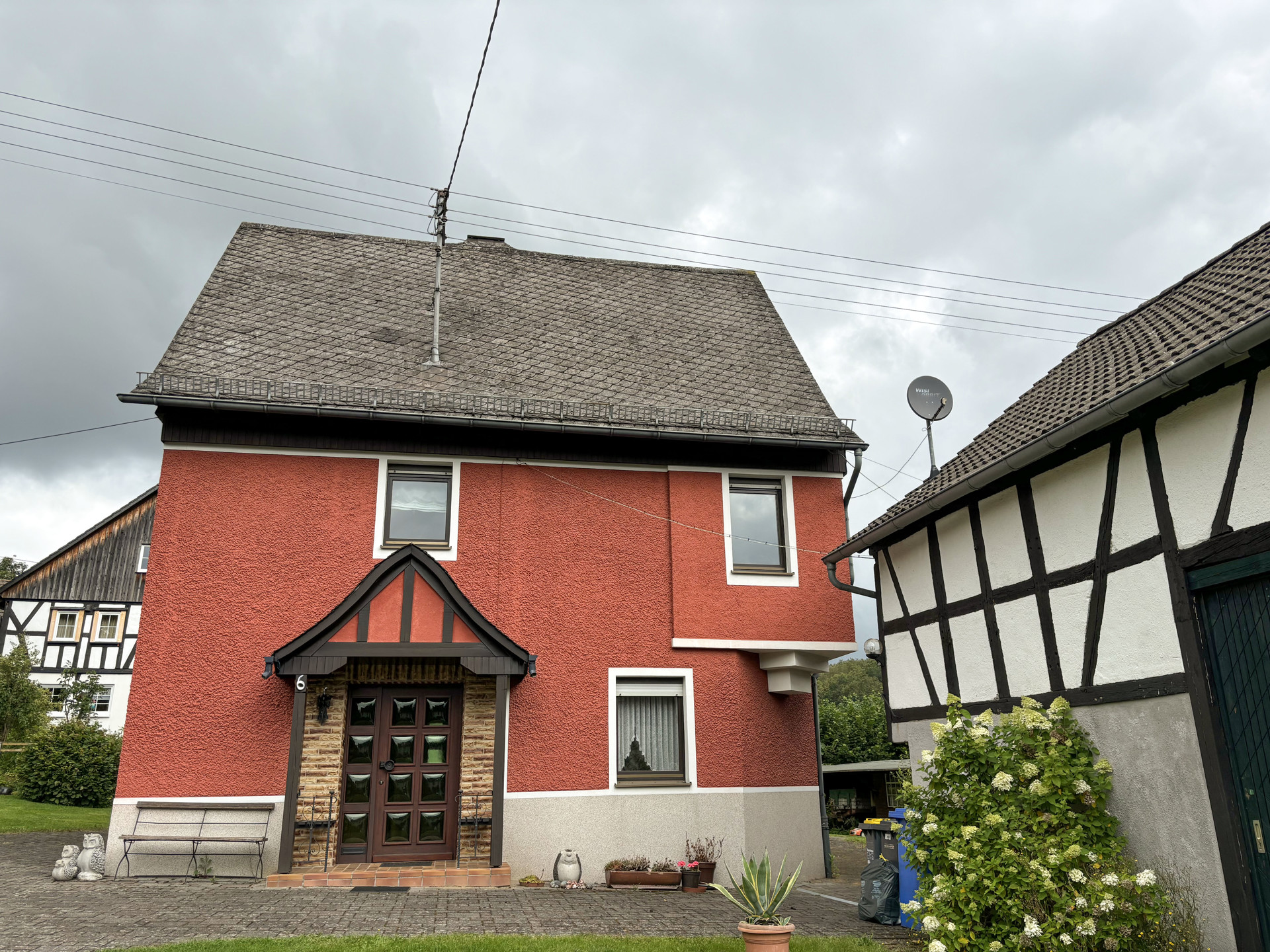 Ruhig gelegenes Einfamilienhaus mit Garten, zwei Garagen und Scheune in idyllischer Lage!