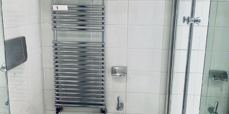 Bad mit Wanne und Dusche