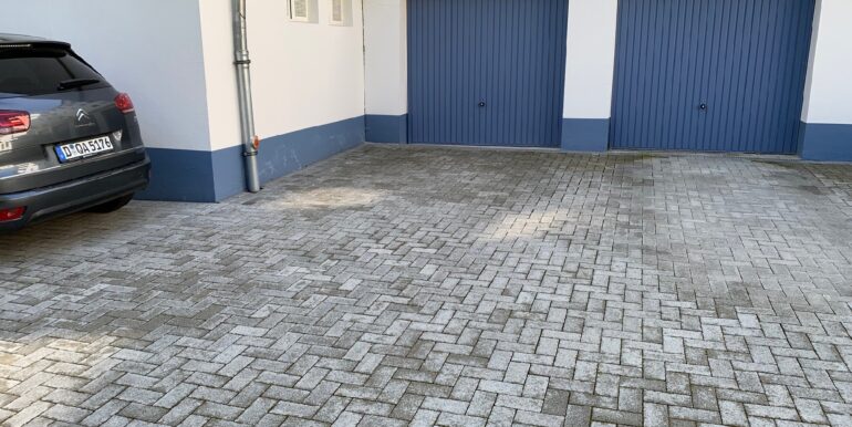 Garage und Stellplatz EUR 200,-