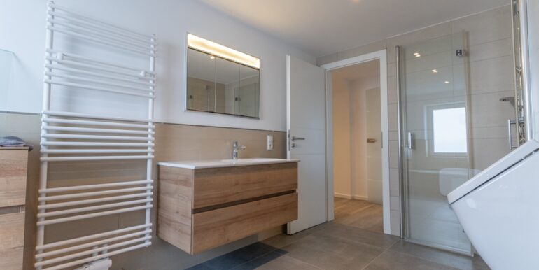 Mit Dusche und Badewanne