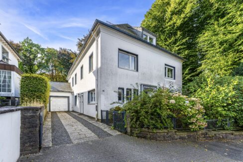 Außenansicht mit Garage