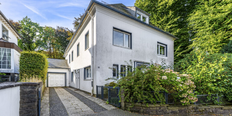 Außenansicht mit Garage