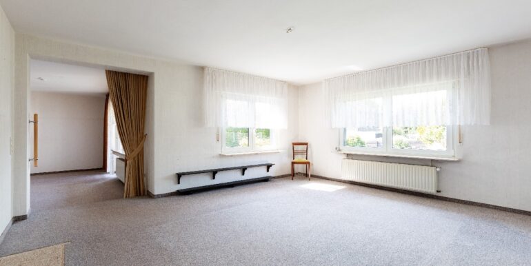 großzügiges Wohnzimmer