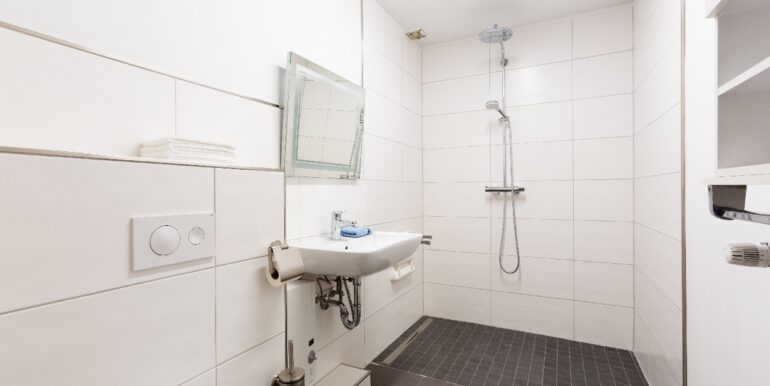 modernisiertes Duschbad im EG