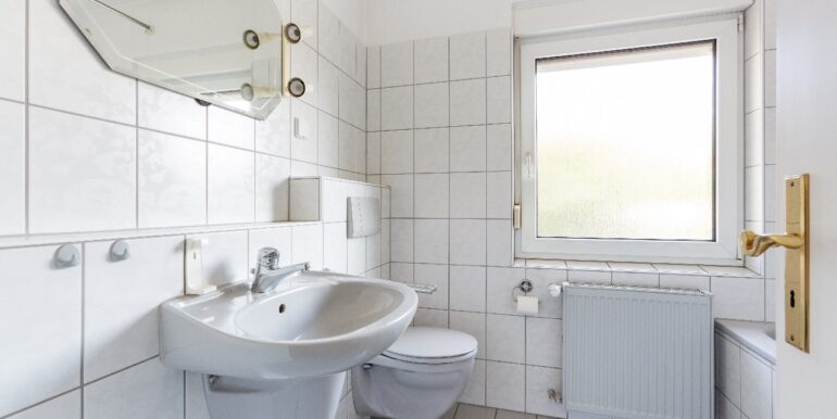 helles Wannenbad im OG