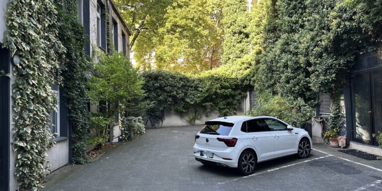 Innenhof mit PKW-Stellplatz