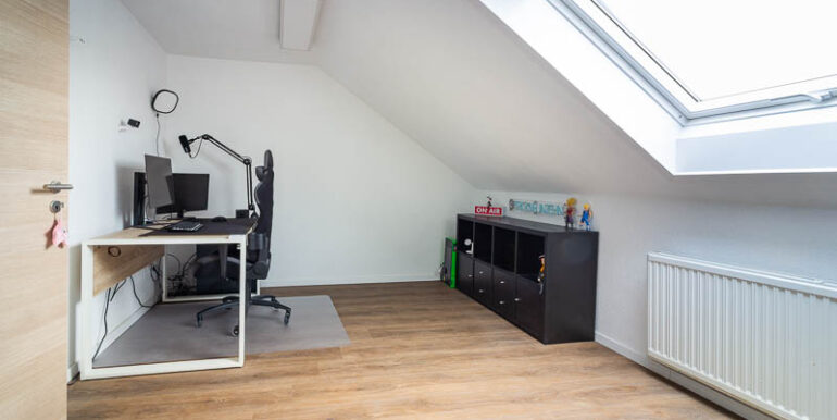 Wohnlich ausgebauter Raum im Dachgeschoss: ideal für Büro oder Gästezimmer.