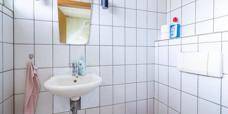 Praktisches Gäste-WC direkt im Eingangsbereich.