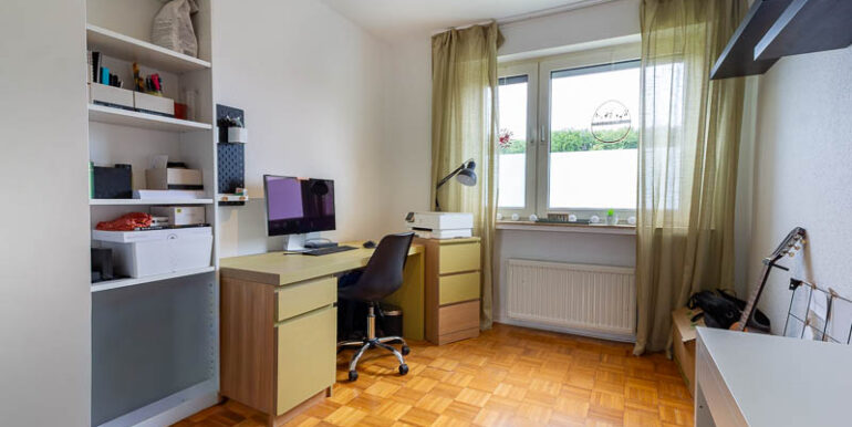 Helles Kinderzimmer mit modernen Böden und Rollläden.