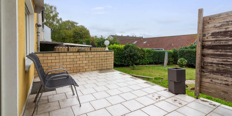 Über die Terrasse direkt in den sonnigen Garten – ideal für entspannte Stunden.
