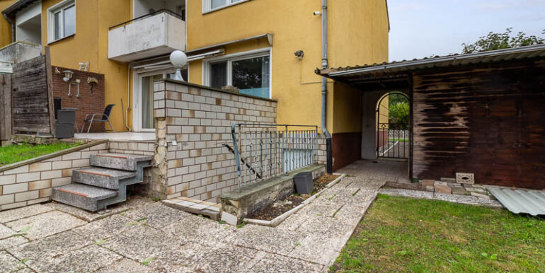 Gepflegte Rückansicht mit Terrasse und Garten – viel Platz zum Entspannen und Spielen.