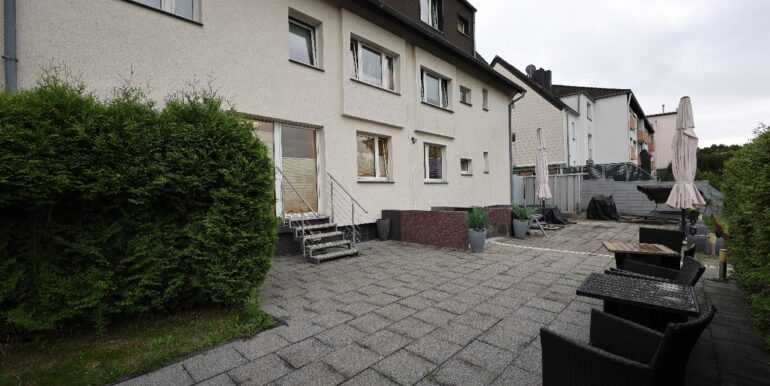Rückansicht mit Terrassen
