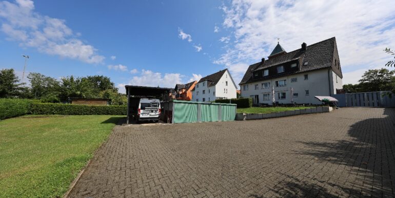 Rückansicht Garagen und Carport