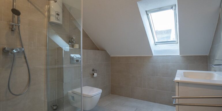Modernes Bad mit Dusche