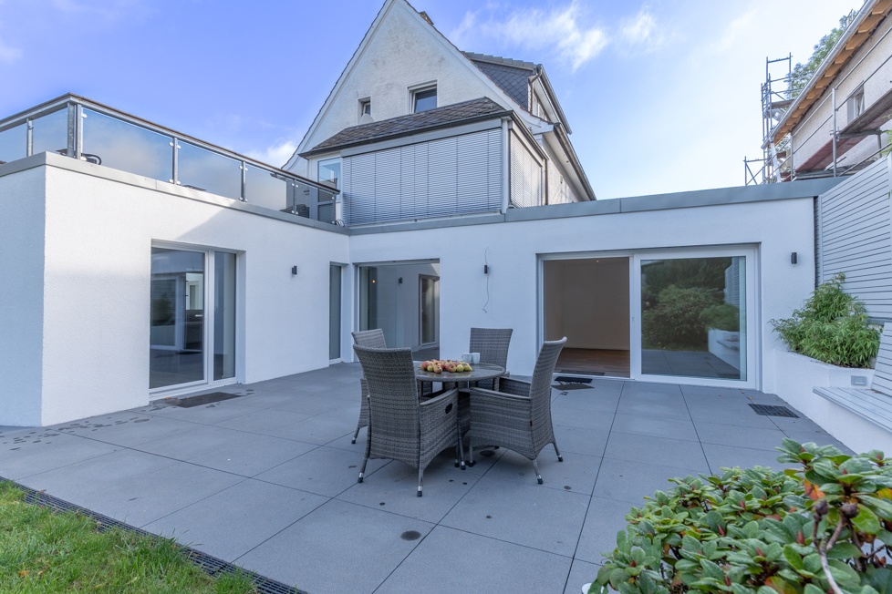 Erstbezug nach Kernsanierung! 3,5-Zimmer-Wohnung mit ca. 132 m², großer Terrasse, Garten und Garage