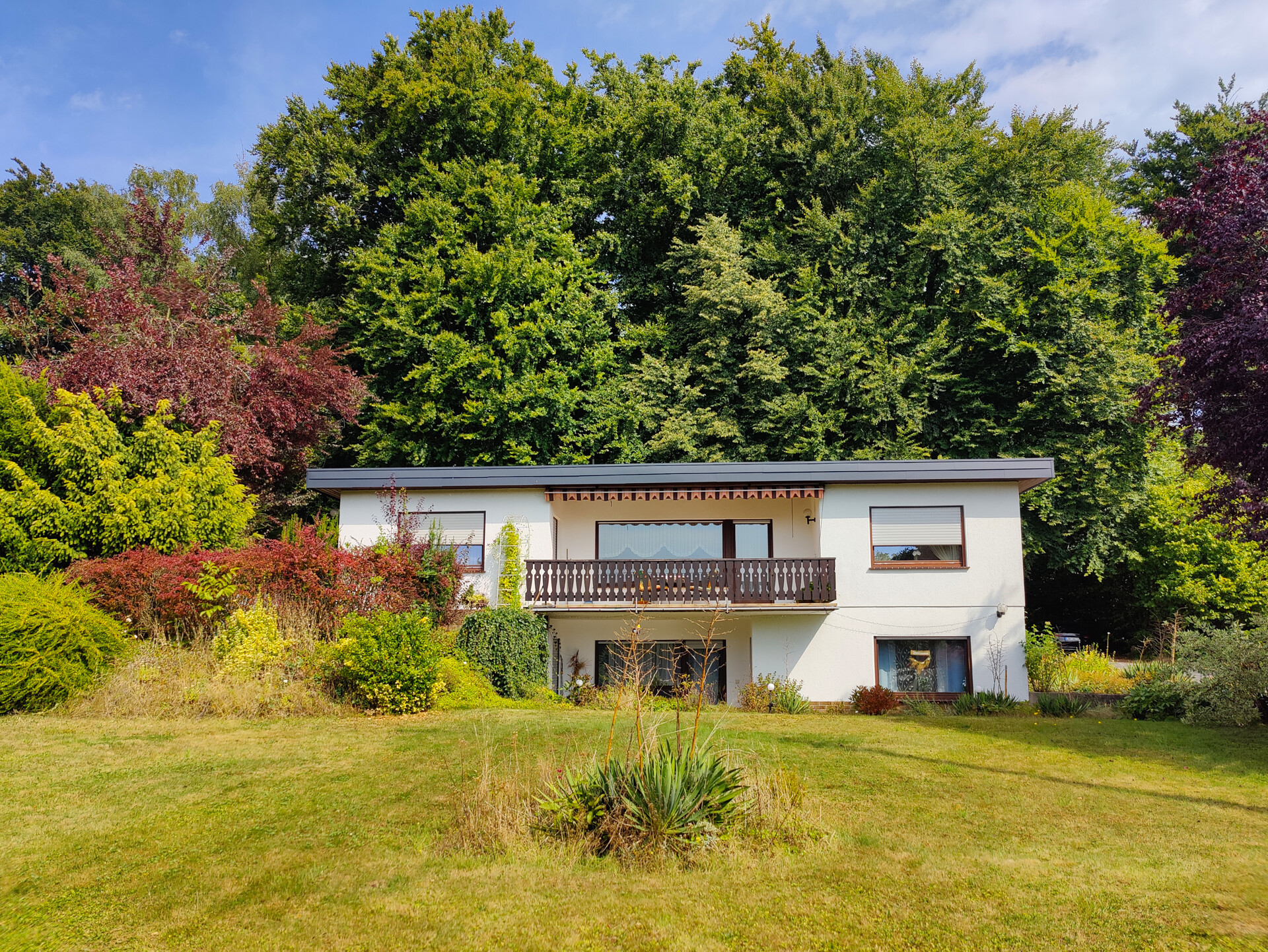 Reduziert! Einfamilienhaus mit vermieteter ELW und großem Garten direkt am Waldrand!