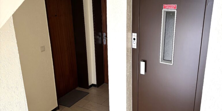 Treppenhaus mit Lift