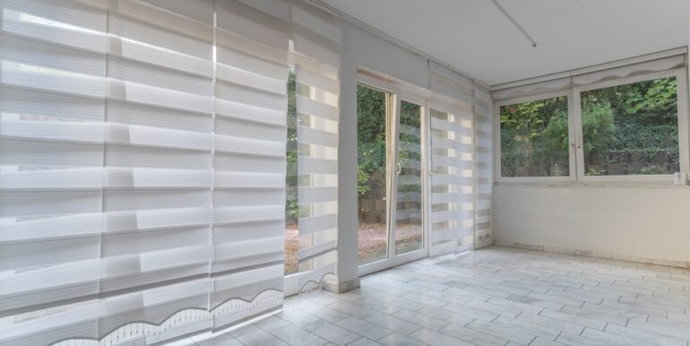 Bodentiefe Fensterfront zur Terrasse