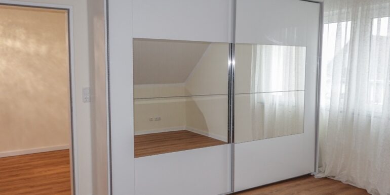 Moderner Kleiderschrank bereits vorhanden