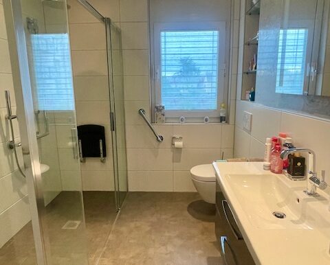 Badezimmer mit großer, ebenerdiger Dusche