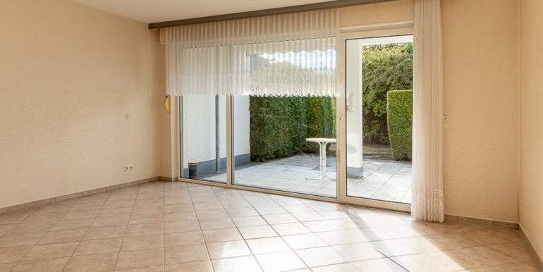 Wohnzimmer mit Blick zur Terrasse