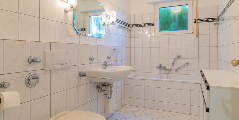 Bad mit Badewanne