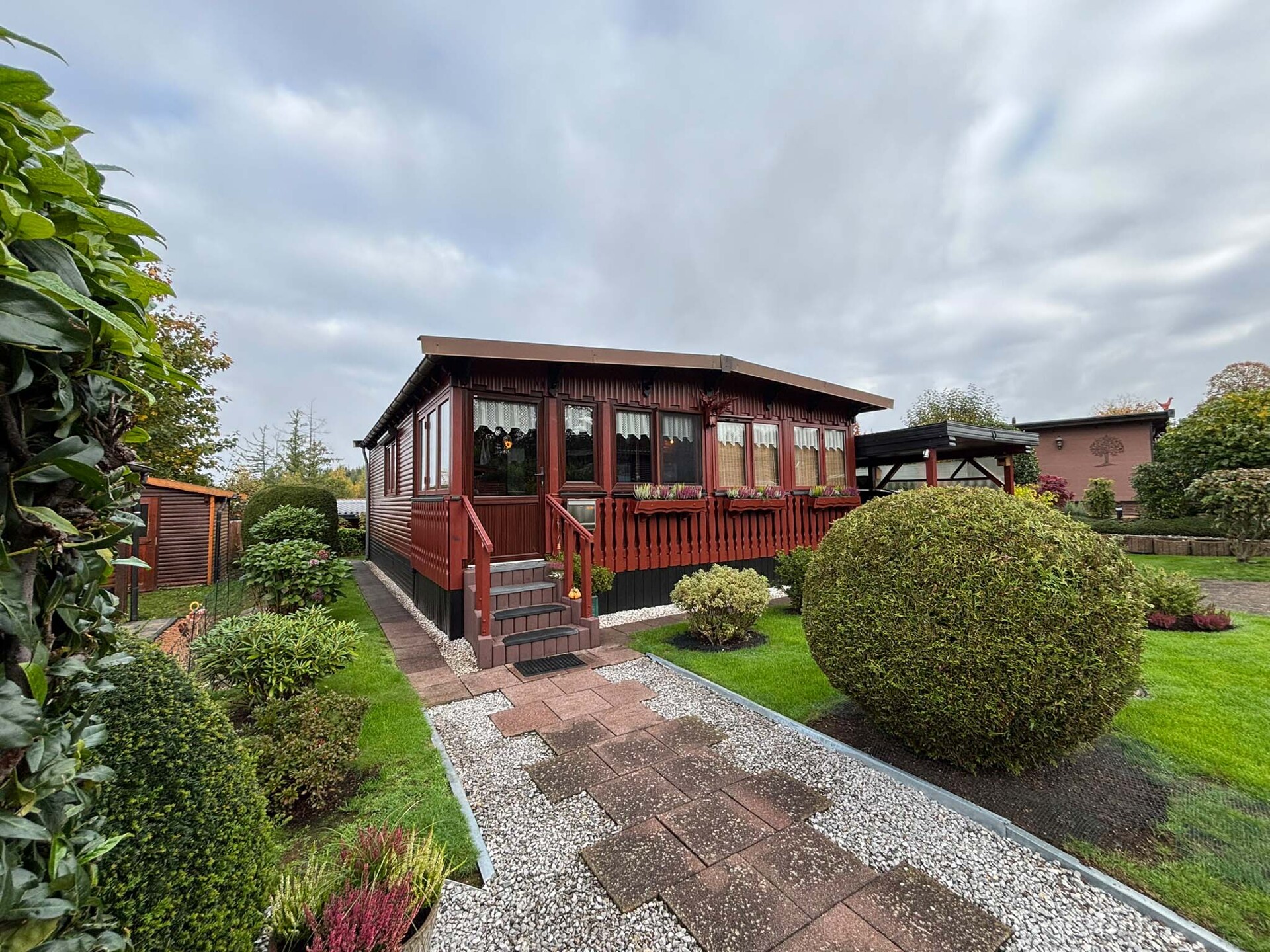 Kleines, charmantes Holzhäuschen mit liebevoll angelegtem Garten im Mobilheimpark – nahe Wissen!