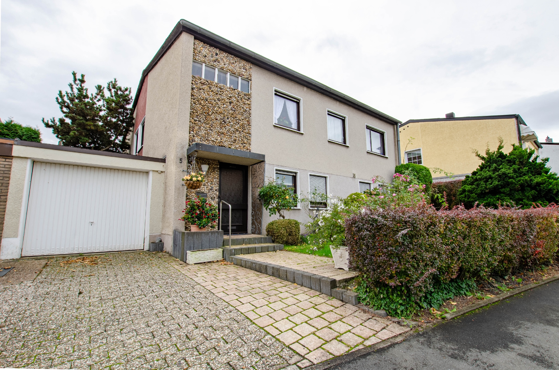 Einfamilienhaus mit Einliegerwohnung und Garage Unna-Massen