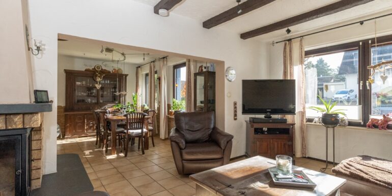 Offener Wohn-Essbereich mit Kamin