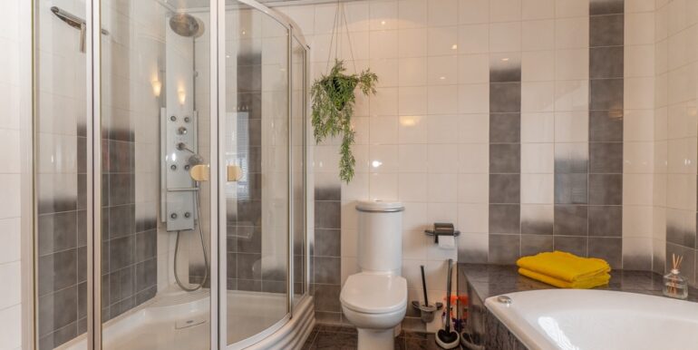 Badewanne und Dusche