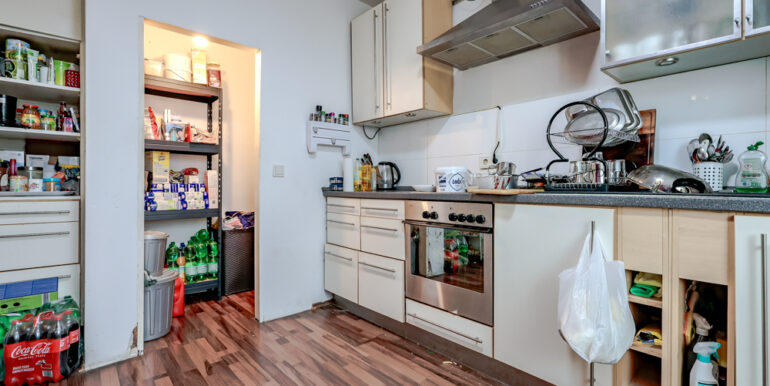 Küche mit Abstellraum