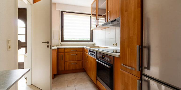 Praktisch geschnittene Küche mit Tageslicht und funktionalem Fliesenspiegel.