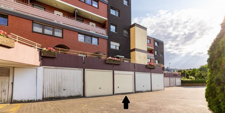 Zur Wohnung gehört eine praktische Garage im gepflegten Garagenhof. Gepflegte Anlage mit mehreren Garagen – auch als Stauraum nutzbar.