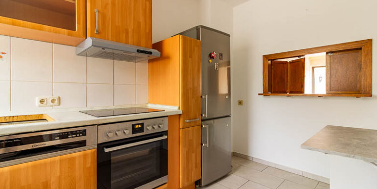 Kompakte Küche mit Verbindung zum Essbereich.