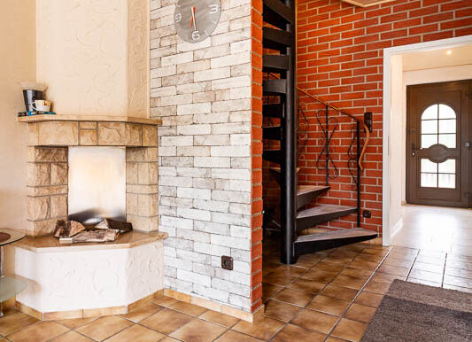 Charmante Verbindung von Wohnen und Architektur – mit offener Wendeltreppe ins Obergeschoss.