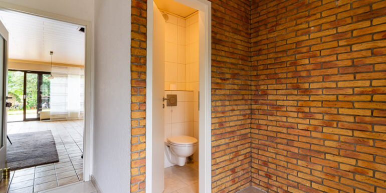 Freundlicher Eingangsbereich mit direktem Zugang zum Gäste-WC.